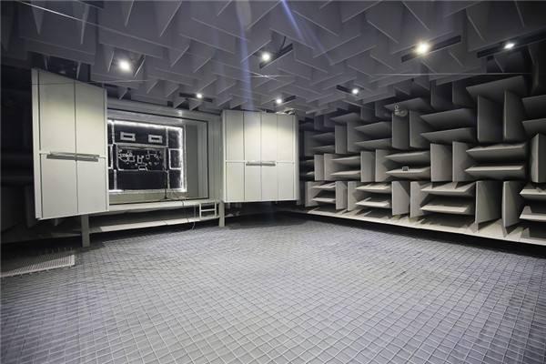 消音室主要是通过什么消音的？